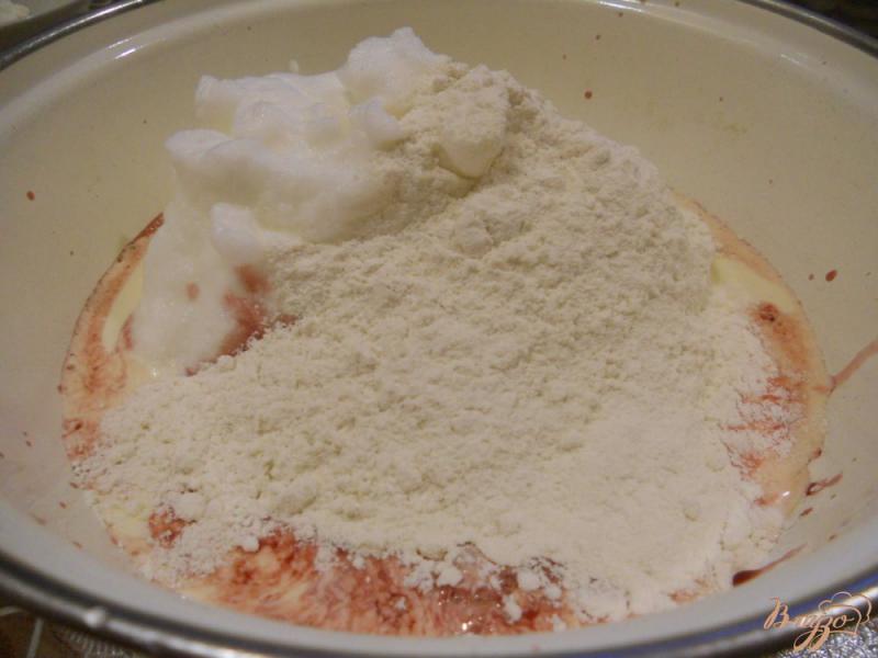 Фото приготовление рецепта: Пирог с вареньем в мультиварке шаг №8