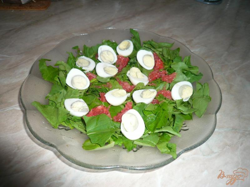 Фото приготовление рецепта: Свежий салат с семгой и грейпфрутом шаг №4