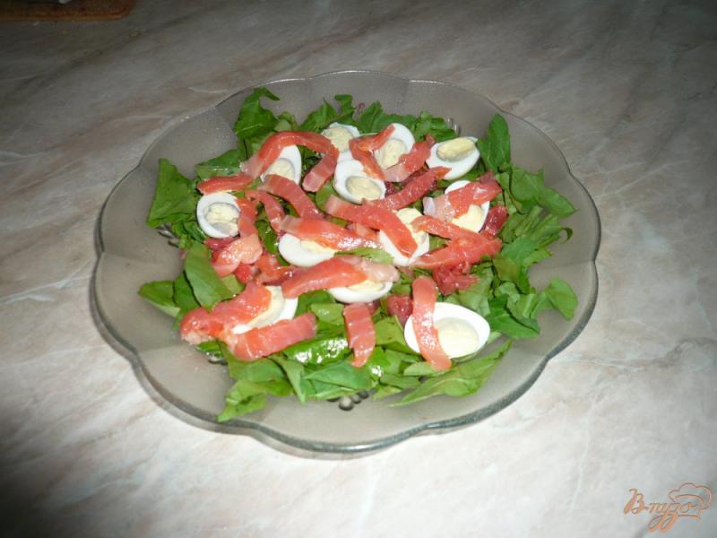 Фото приготовление рецепта: Свежий салат с семгой и грейпфрутом шаг №5