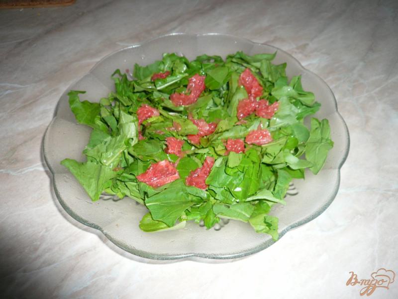 Фото приготовление рецепта: Свежий салат с семгой и грейпфрутом шаг №3