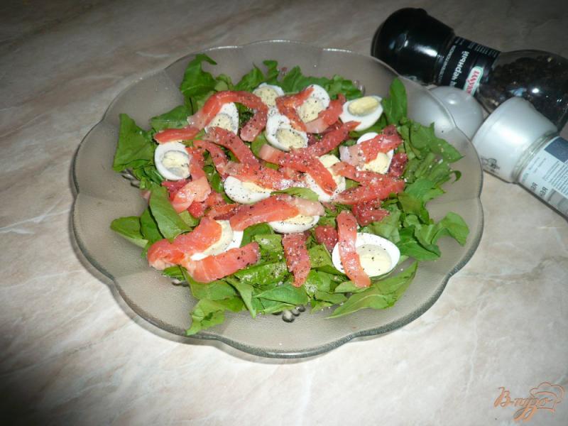 Фото приготовление рецепта: Свежий салат с семгой и грейпфрутом шаг №6