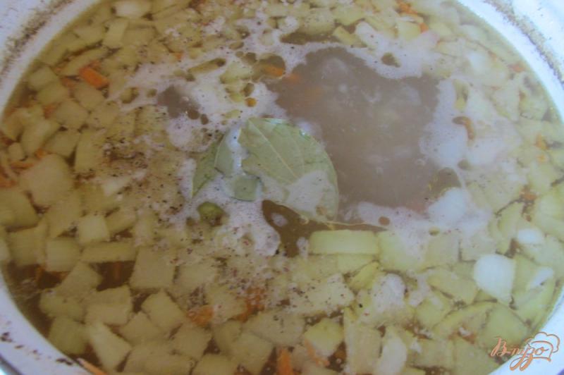 Фото приготовление рецепта: Суп куриный с перловкой без за жарки шаг №6