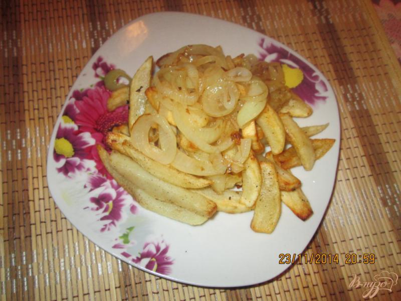 Фото приготовление рецепта: Жареный  картофель дольками шаг №4