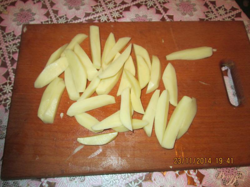 Фото приготовление рецепта: Жареный  картофель дольками шаг №1