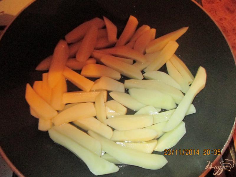 Фото приготовление рецепта: Жареный  картофель дольками шаг №2