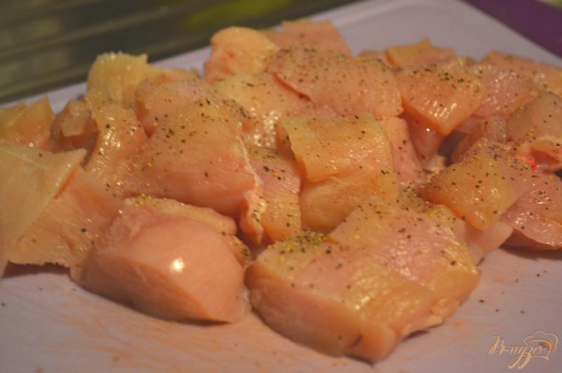 Фото приготовление рецепта: Куриное мясо с цукини в сметанно-горчичном соусе шаг №1