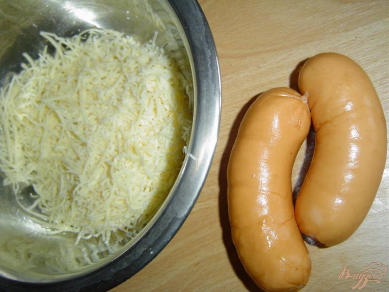 Фото приготовление рецепта: Сардельки с сыром в духовке шаг №1