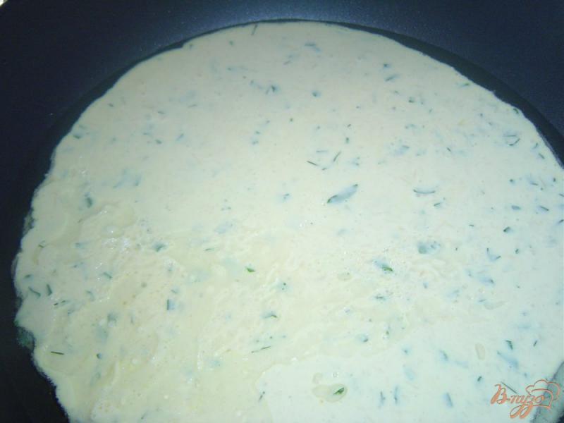 Фото приготовление рецепта: Сырная лепешка на сковороде шаг №3