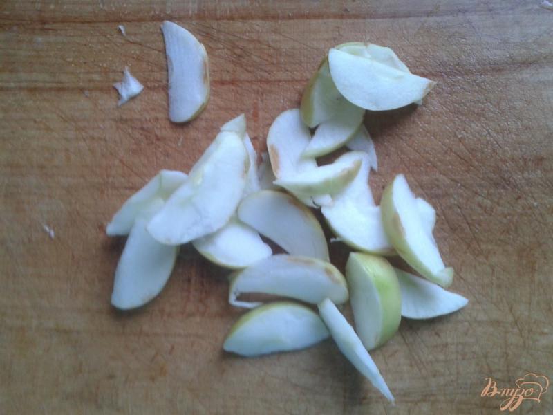 Фото приготовление рецепта: Свинная печень с яблоками и сливами шаг №5