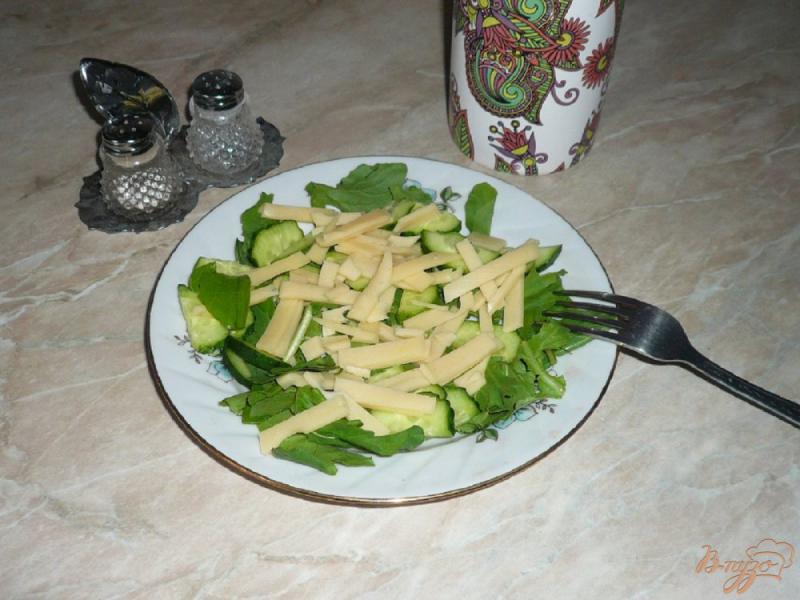 Фото приготовление рецепта: Свежий салат с сыром шаг №5
