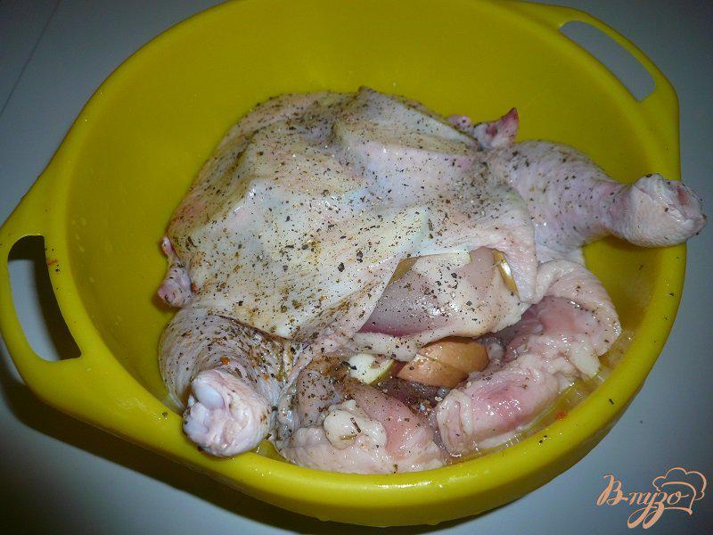 Фото приготовление рецепта: Курица с яблоками, запеченная в мультиварке шаг №2