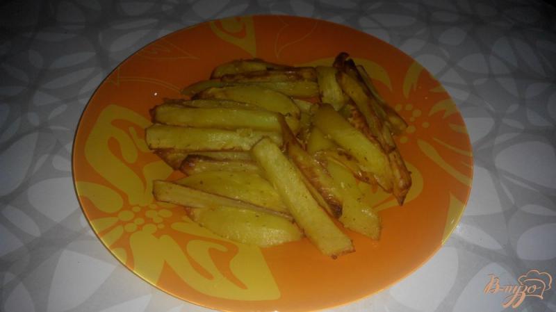 Фото приготовление рецепта: Ароматный картофель фри  духовке шаг №7