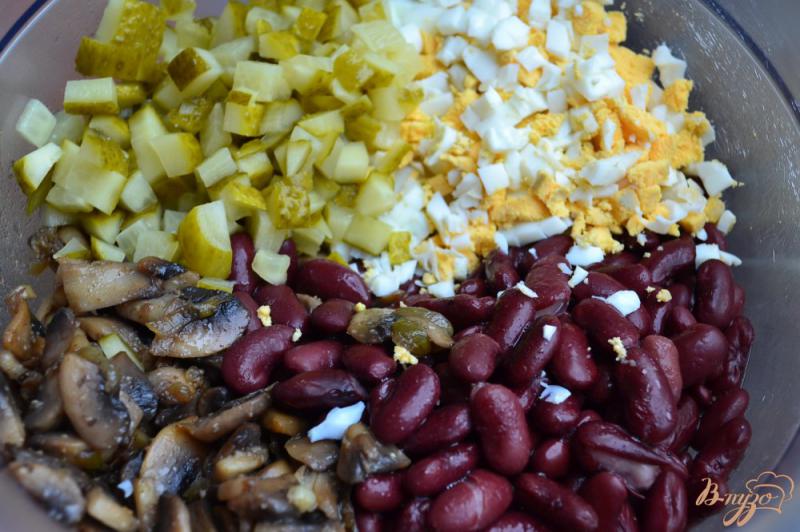Фото приготовление рецепта: Грибной салат с красной фасолью шаг №3