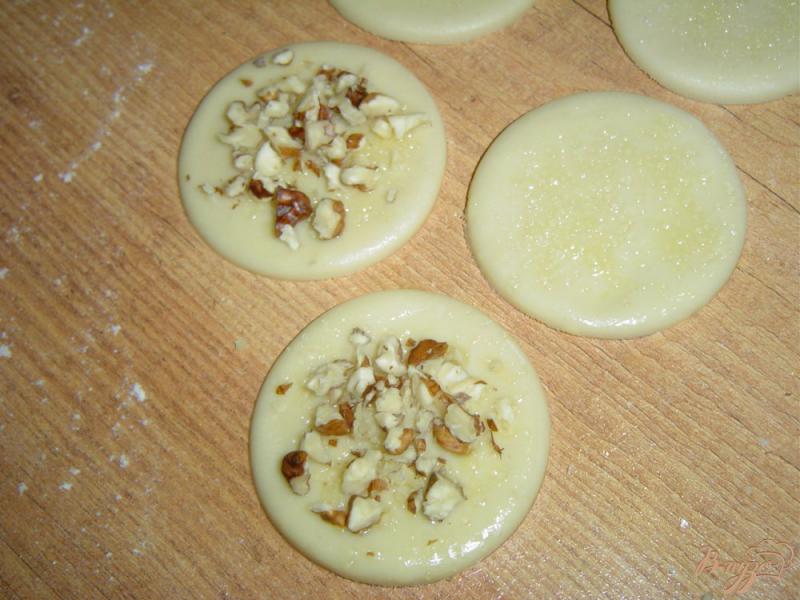 Фото приготовление рецепта: Печенье с грецкими орехами из быстрого теста на пиве шаг №4