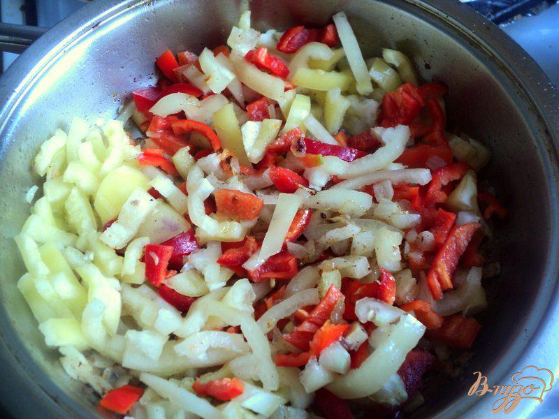 Фото приготовление рецепта: Тефтели в соусе с овощами шаг №3