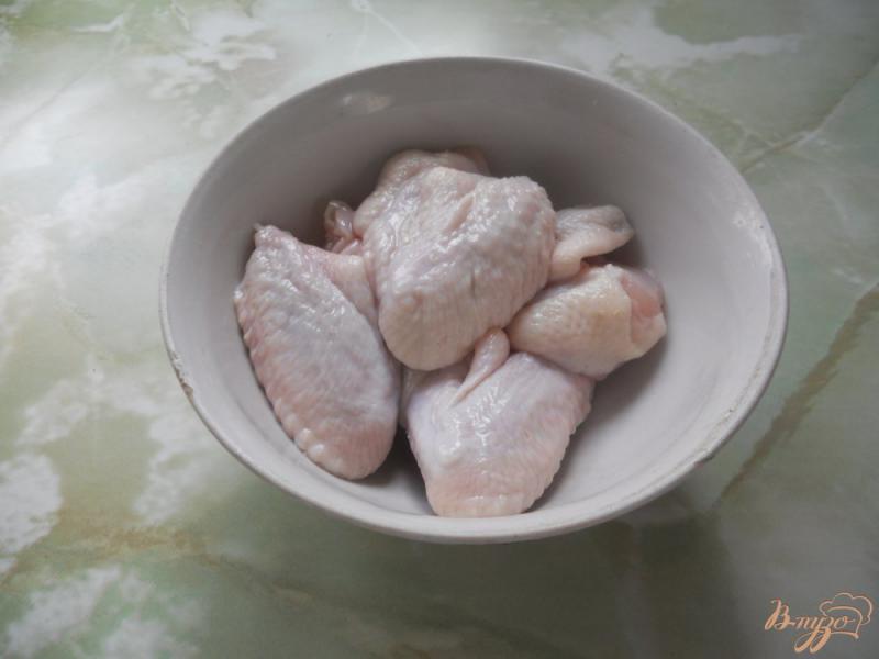 Фото приготовление рецепта: Куриные крылышки на мангале. Маринад с красной смородиной шаг №1