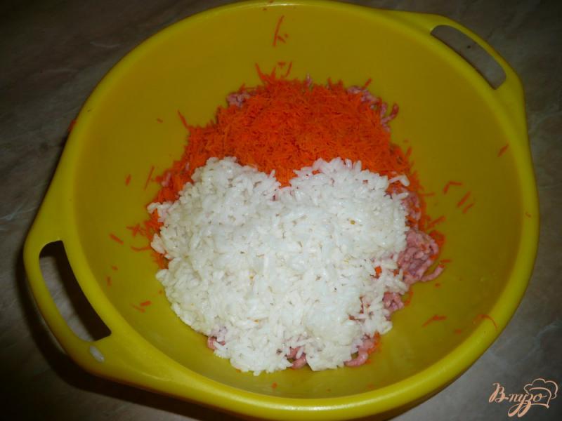 Фото приготовление рецепта: Запеканка из фарша с рисом и морковью в мультиварке шаг №3