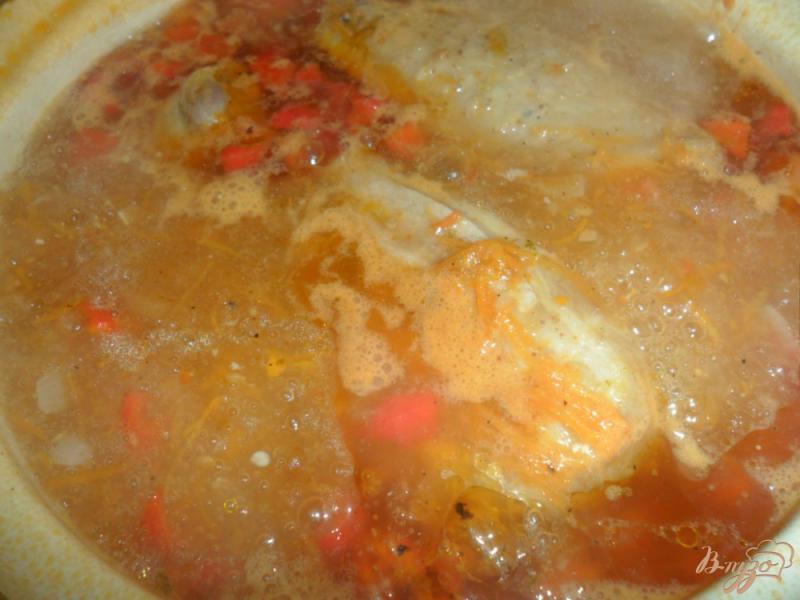 Фото приготовление рецепта: Куриний красный борщ с болгарским перцем и помидорами шаг №6
