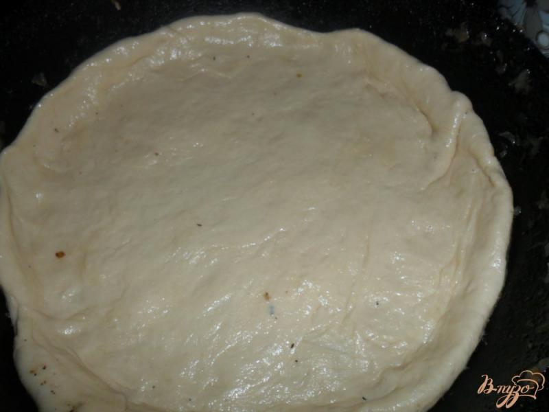 Фото приготовление рецепта: Пирог-пицца с тушеной капустой шаг №3