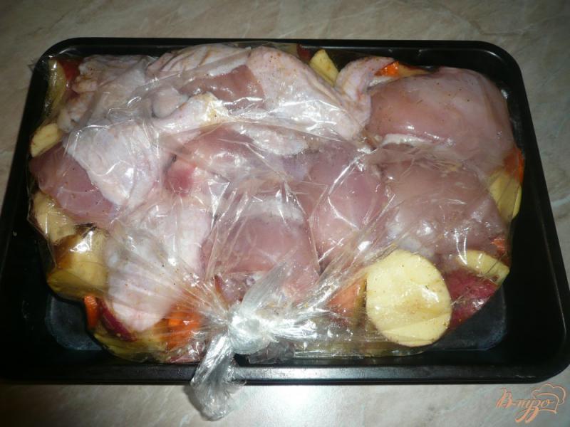 Фото приготовление рецепта: Курочка с овощами в пакете для запекания шаг №8