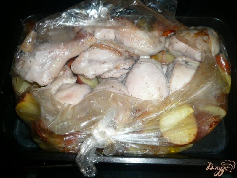 Фото приготовление рецепта: Курочка с овощами в пакете для запекания шаг №9
