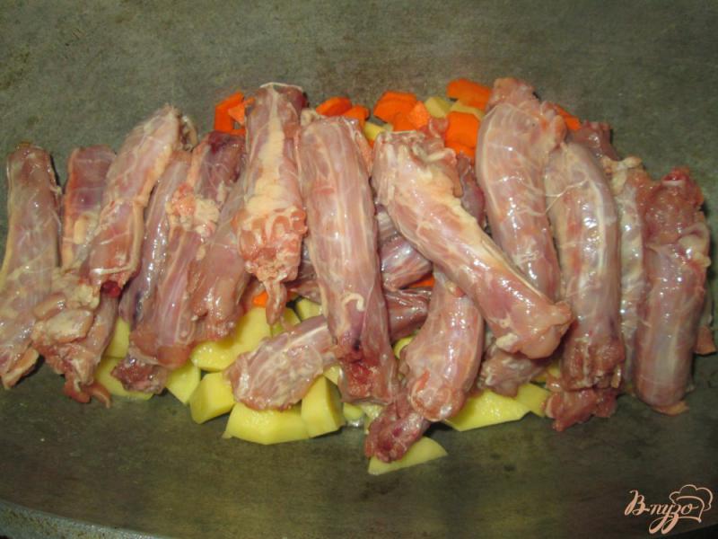 Фото приготовление рецепта: Куриные шейки с картофелем и горохом шаг №4