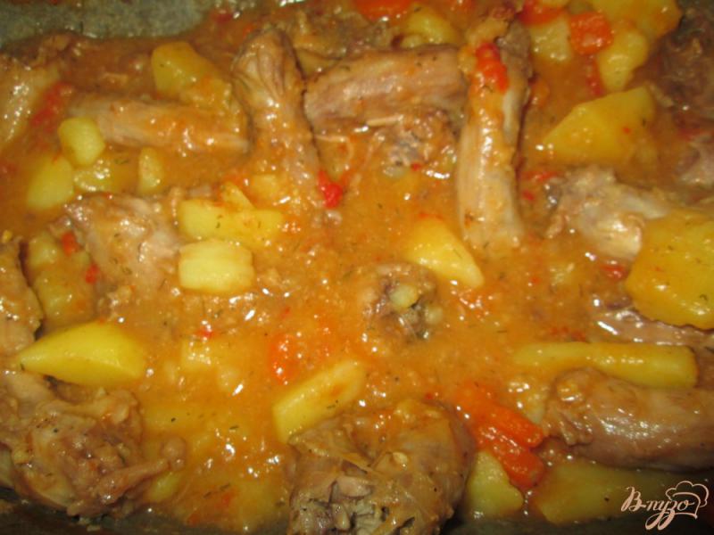 Фото приготовление рецепта: Куриные шейки с картофелем и горохом шаг №8
