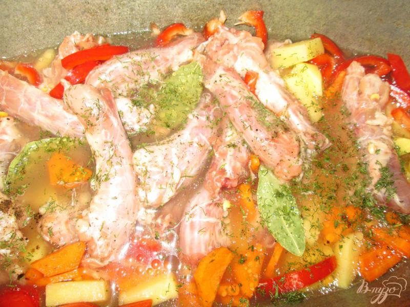 Фото приготовление рецепта: Куриные шейки с картофелем и горохом шаг №7