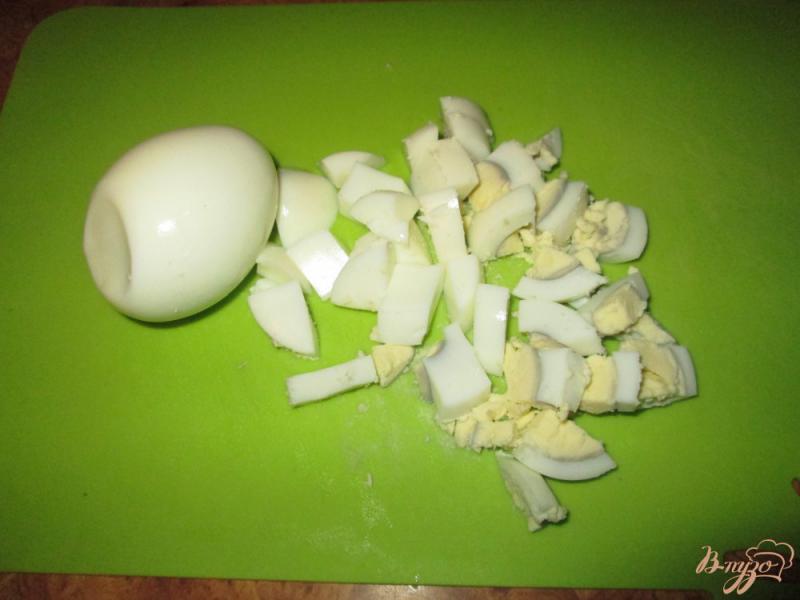 Фото приготовление рецепта: Салат с морской капустой, яйцом и огурцом шаг №3