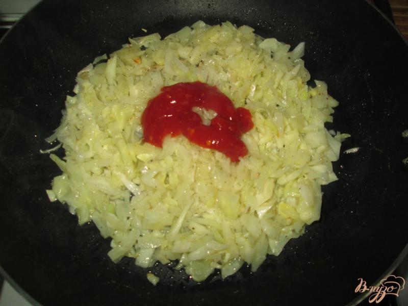 Фото приготовление рецепта: Пироги с капустой и яйцом из готового дрожжевого теста шаг №2
