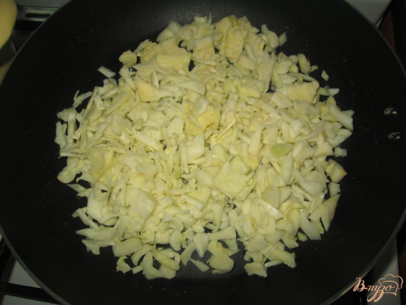 Фото приготовление рецепта: Пироги с капустой и яйцом из готового дрожжевого теста шаг №1