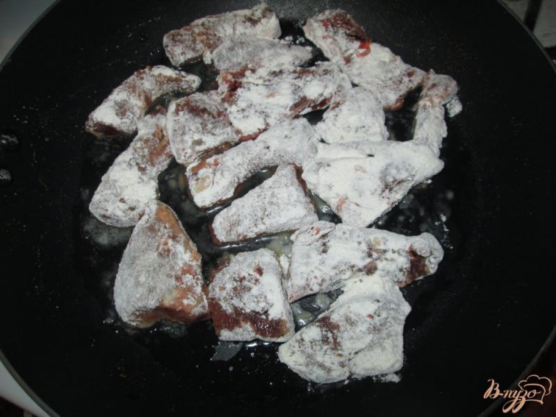 Фото приготовление рецепта: Печень тушеная в сметане с чесноком шаг №3