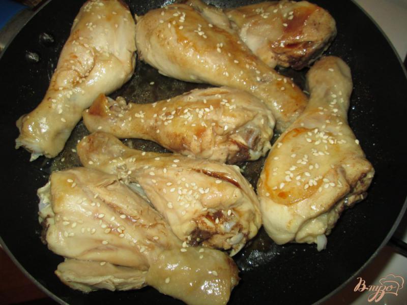 Фото приготовление рецепта: Куриная голень с кунжутом и соевым соусом шаг №5