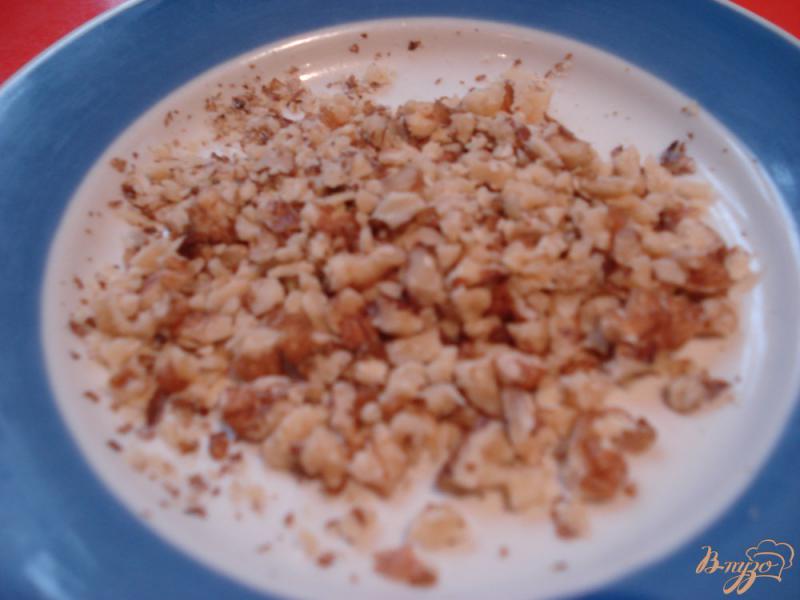 Фото приготовление рецепта: Оладьи с яблоками,орехами и изюмом шаг №4