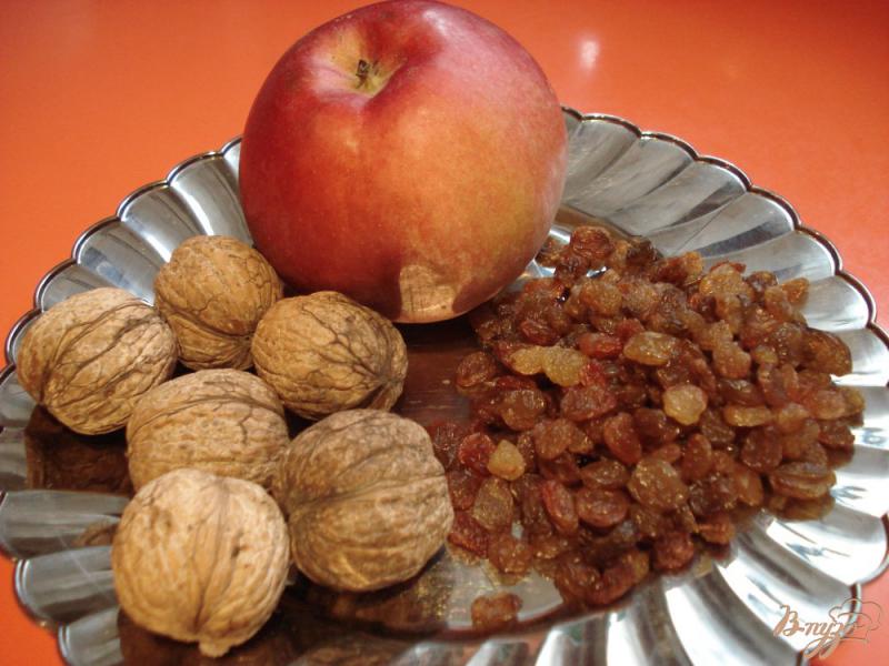 Фото приготовление рецепта: Оладьи с яблоками,орехами и изюмом шаг №2