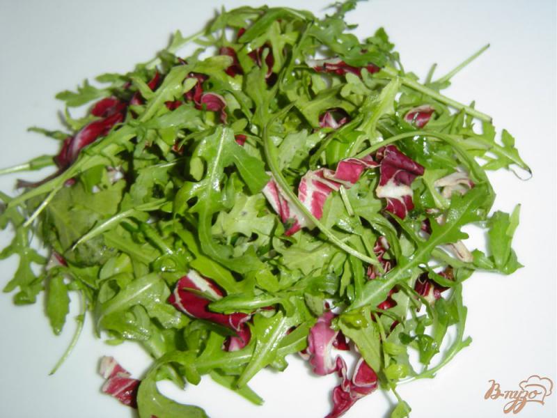 Фото приготовление рецепта: Зеленый салат с помидорами,ветчиной, жареным чесноком шаг №1