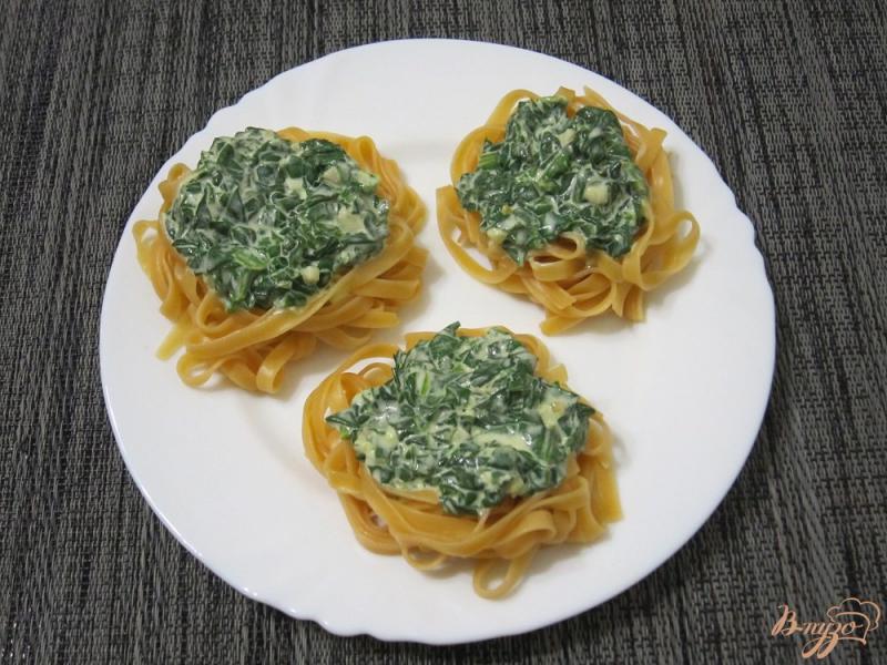 Фото приготовление рецепта: Тальятелле со шпинатом и сливочным сыром шаг №8
