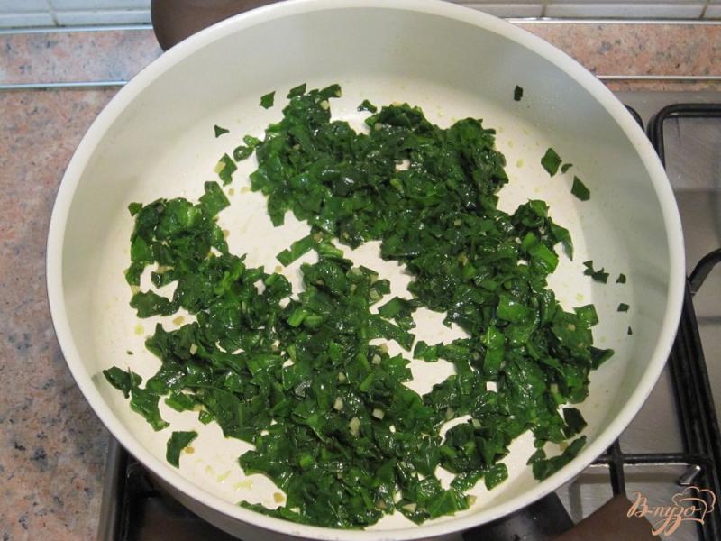 Фото приготовление рецепта: Тальятелле со шпинатом и сливочным сыром шаг №4