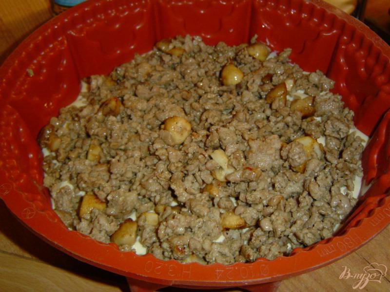 Фото приготовление рецепта: Заливной мясной пирог с грибами шаг №6