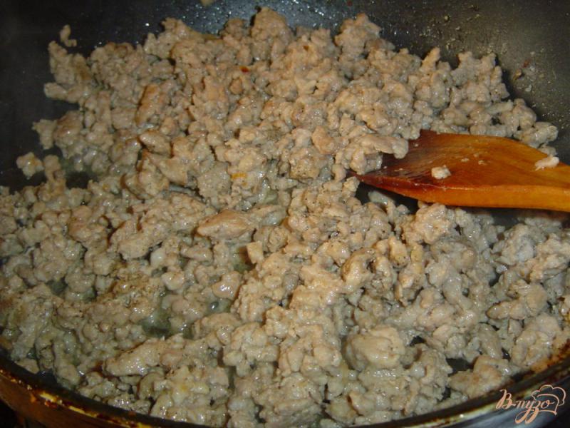 Фото приготовление рецепта: Заливной мясной пирог с грибами шаг №2