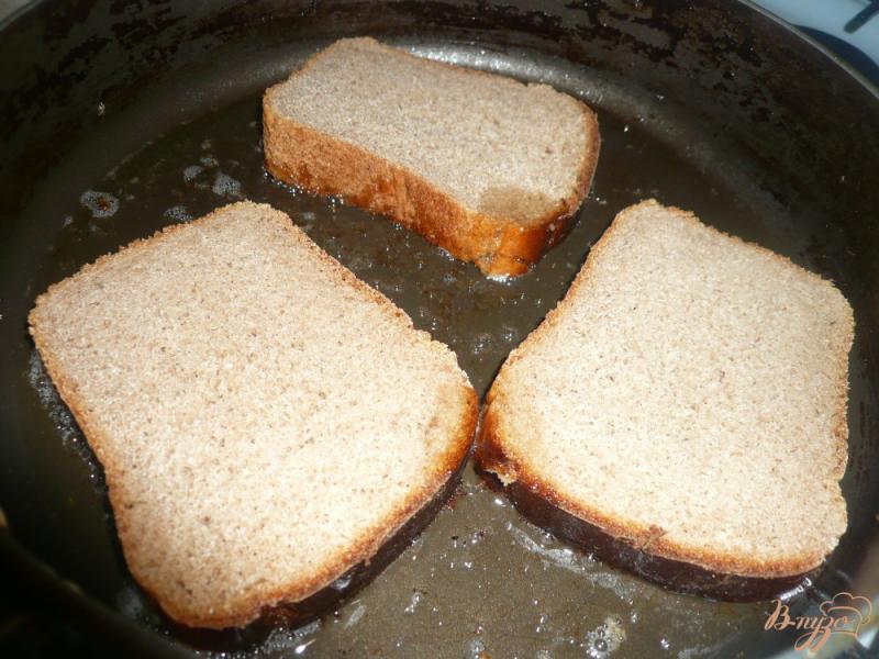 Фото приготовление рецепта: Горячий бутерброд на ржаном хлебе шаг №2