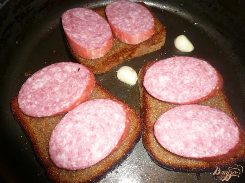 Фото приготовление рецепта: Горячий бутерброд на ржаном хлебе шаг №5