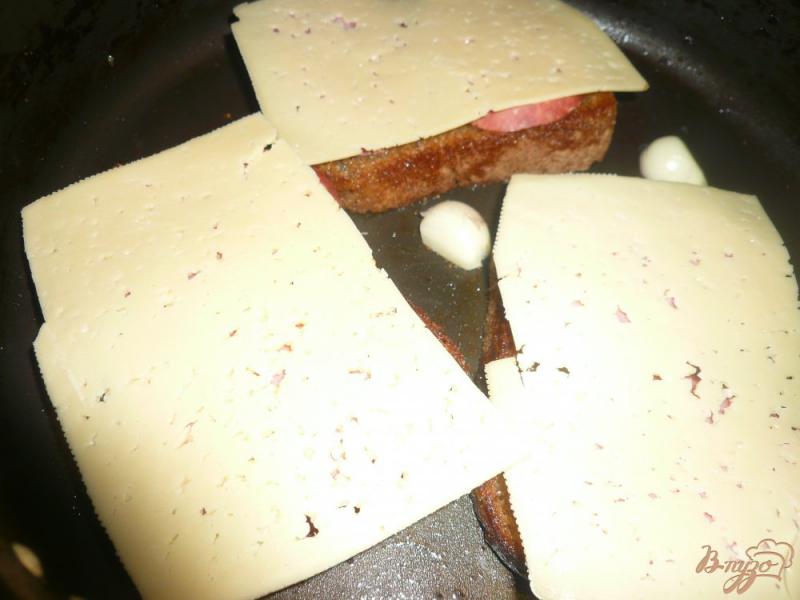 Фото приготовление рецепта: Горячий бутерброд на ржаном хлебе шаг №6