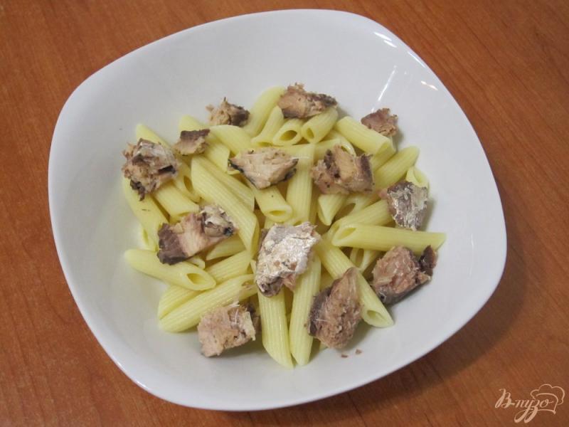 Фото приготовление рецепта: Салат из макарон с сардинами шаг №6