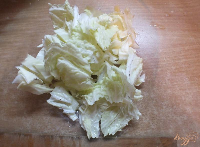 Фото приготовление рецепта: Салат капустный с руколой и гренками шаг №3
