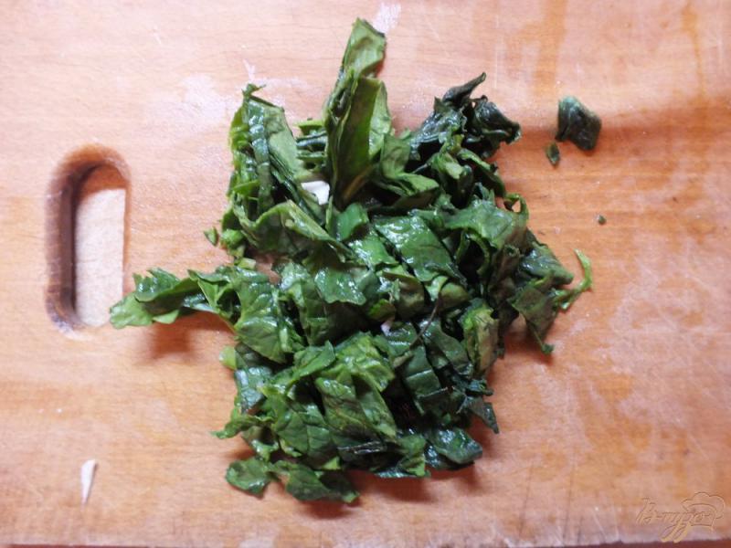 Фото приготовление рецепта: Салат капустный с руколой и гренками шаг №5