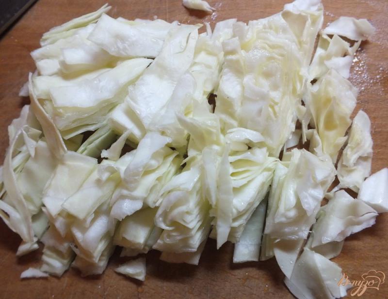 Фото приготовление рецепта: Салат капустный с руколой и гренками шаг №2