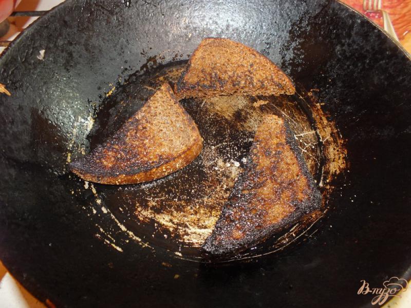 Фото приготовление рецепта: Закуска из гренок чесночных с салом и соленым огурцом шаг №2