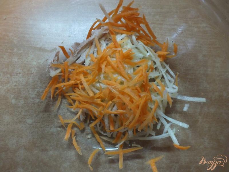 Фото приготовление рецепта: Салат мясной с морковью и дайконом шаг №4