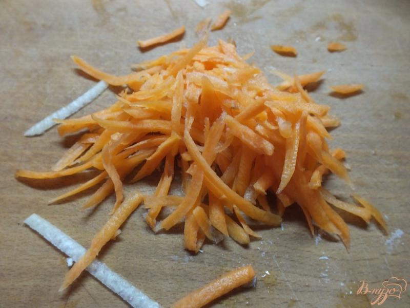 Фото приготовление рецепта: Салат мясной с морковью и дайконом шаг №3